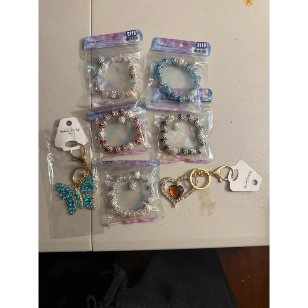 7-Piece Set – 5 Crystal Bracelets + 2 Sparkly Keychains